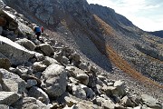 50 Seguendo la labile traccia alta anche per pietraie per il Passo di Porcile